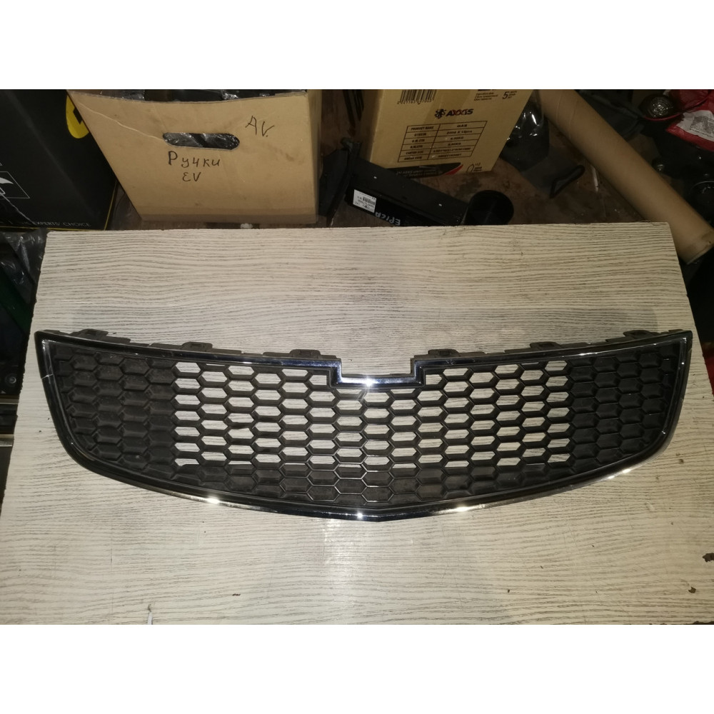 Решітка радіатора нижня Chevrolet Cruze (Шевроле Круз) , 96850786
